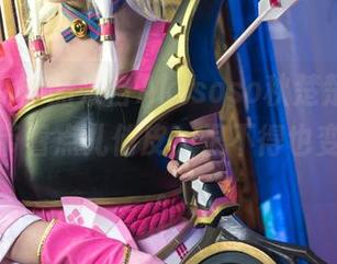 这款最新作品来自Akisoso秋楚楚，看那兔耳，带着点儿俏皮，恨不得也变身兔子。