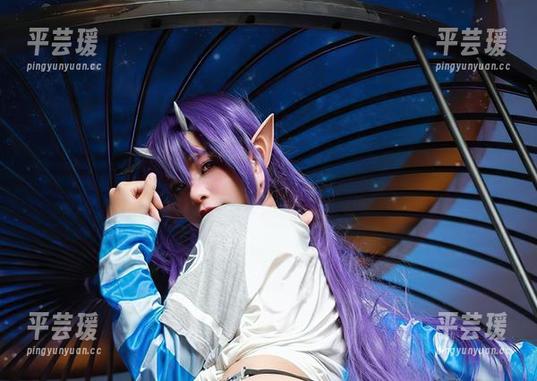 Azami的灰丝套图更新，有种不可言喻的吸引力。