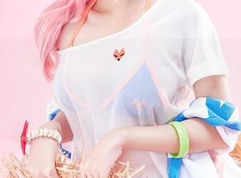 看Azami的私房比基尼图集，就像一场轻松的家族聚会，聚焦点大概都是她的出奇比基尼吧？