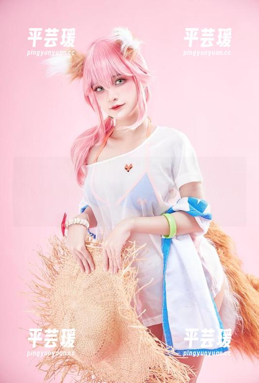 看Azami的私房比基尼图集，就像一场轻松的家族聚会，聚焦点大概都是她的出奇比基尼吧？