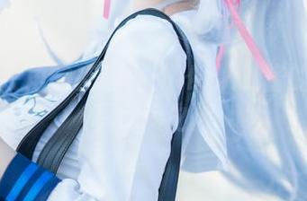 水滴与衣角的交响曲：Halo_酱的浴室写真cos之旅