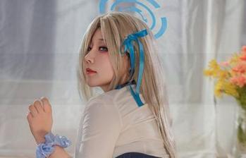 哇哦，KANEKO_咔喵竟然把白衬衫玩得如此淋漓尽致，这绝对是个神奇的作品集和资源哦。