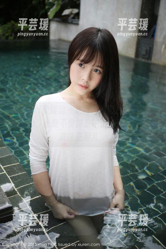 MyGirl美媛馆 - 这张高清图片中的徐微微mia，丝毫不觉得是护士，更多的是俏皮感在那儿。