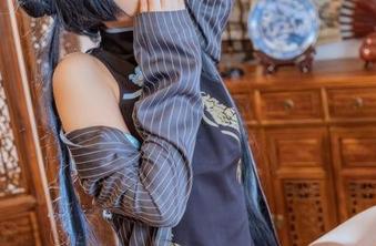 作品集：Quan冉有点饿穿白衬衫，这搭配简单却让人想多了。