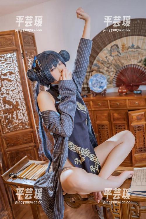 作品集：Quan冉有点饿穿白衬衫，这搭配简单却让人想多了。