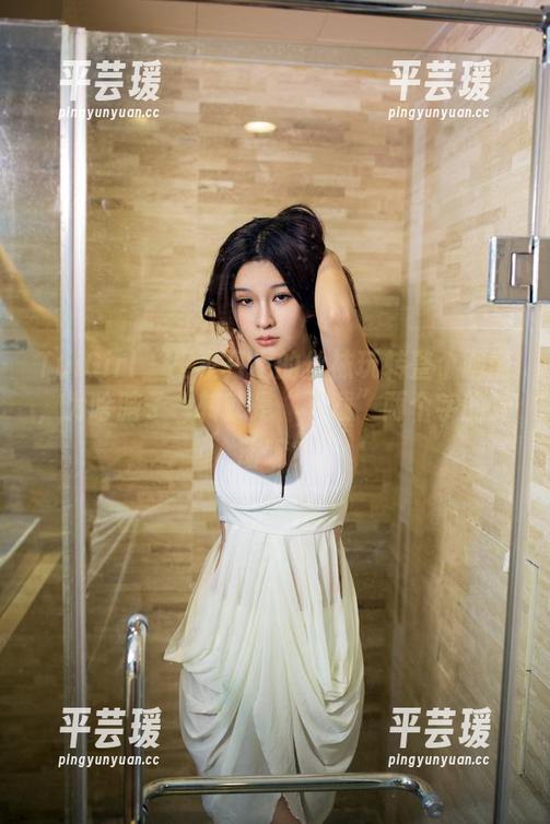 TuiGirl - 王李丹尼的丝袜玩转整个画面，为啥脑子一转就是“下载”两个字的冲动呢？