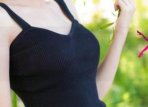 UGirls尤果网 – 赵伊彤的最新礼服秀：是不是该重新定义“优雅”了？