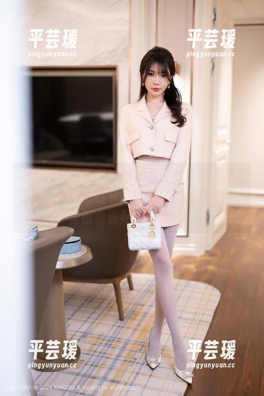 XIAOYU语画界 - 新图包上线！黄乐然的蕾丝吊袜粉色西装，穿着它但让我觉得心里面也要贴一层蕾丝。