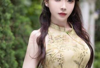 Xiuren秀人网 – 透过水面看tina甜仔：泳池写真全在这个图包里了。