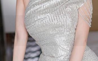 Xiuren秀人网 – 水面倒映的不止是泳池，还有伊一Moon的迷离眼神