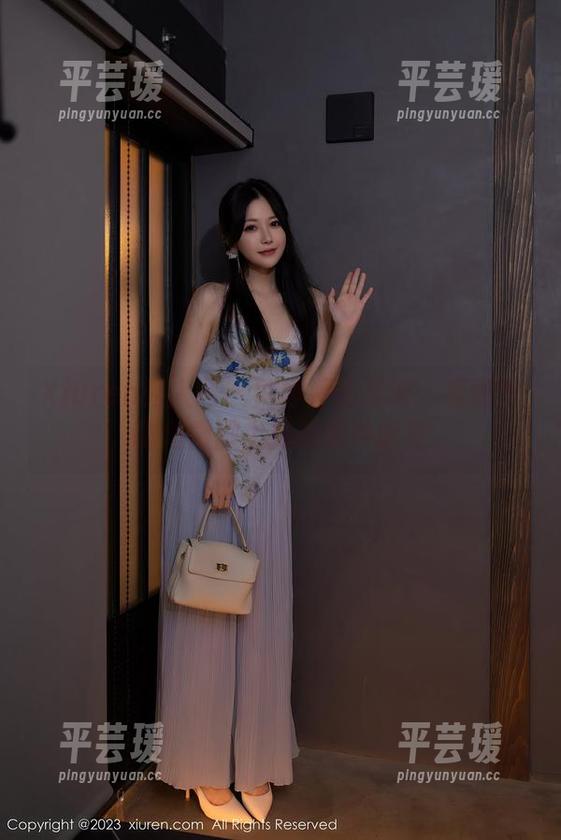 Xiuren秀人网 - 刘婷婷的圣诞：看图片，嘴角微微上扬的那种暖意。