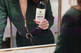 Xiuren秀人网 – 周慕汐的高清写真，穿着猩红睡衣和黑丝，在梦里徘徊？