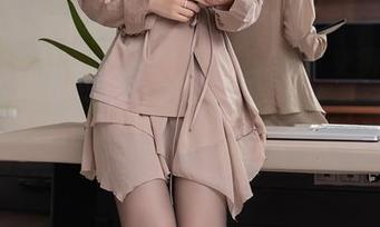 Xiuren秀人网 – 教室里的光影交错，林文文真有一套，图包让我的注意力一直在游荡。