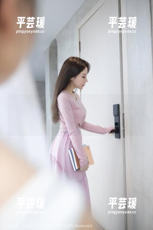 Xiuren秀人网 - 定制牛仔裤图集，林文文yooki为你示范如何让裤子说‘你好’！