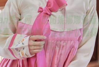 Xiuren秀人网 – 欧阳妮娜娜最新泳池冒险，分享一下她如何在水中优雅转身…像不像洗澡？