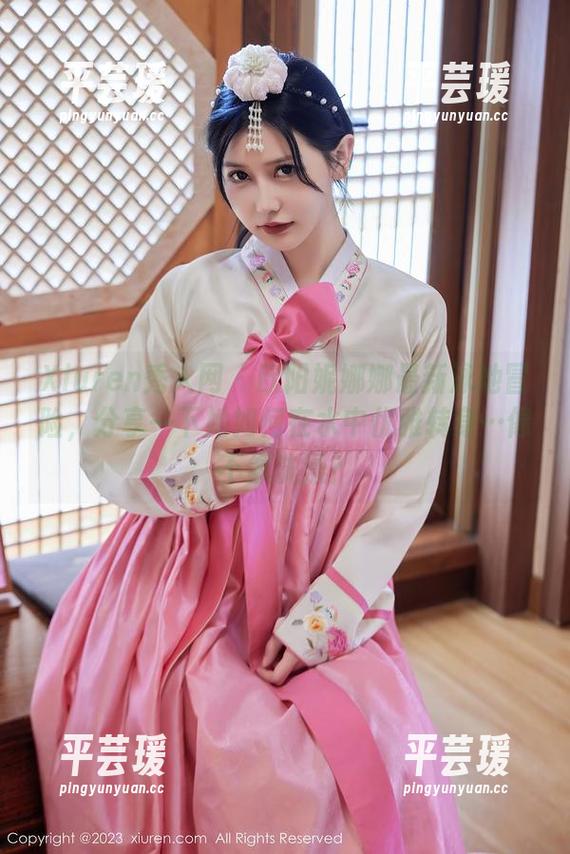 Xiuren秀人网 - 欧阳妮娜娜最新泳池冒险，分享一下她如何在水中优雅转身…像不像洗澡？