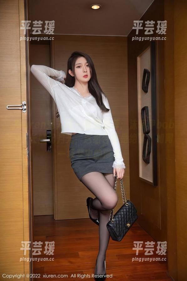 Xiuren秀人网 - 壁纸推荐：沫晓伊baby，长腿配月光，这组合也是绝了，如同一场梦中的漫步。