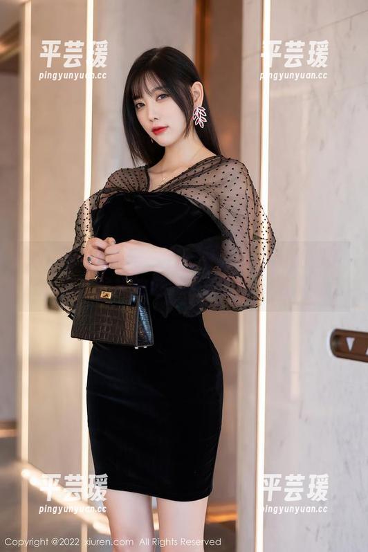 Xiuren秀人网 - 在王馨瑶Yanni的眼镜里，壁纸的选择又多了一个层次