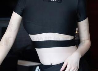 Xiuren秀人网 – 那件泳装：无圣光，惹得美昕Yumi的眼神都闪闪发亮！