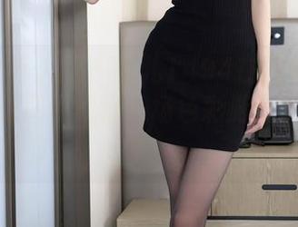 Xiuren秀人网 – 雨儿1494在雨中和她的皮衣，原图不就是一场色彩游戏吗？我来了！