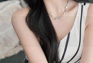 Xiuren秀人网 – 玩转油亮：雨瞳Yoyo的无圣光合集撞见好奇心