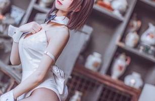 哎呀，coser衣衣这件白衬衫让人限制想象，原图来点刺激，你懂的。