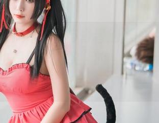 厚重的w黑米粥w与普普通通的牛仔裤，这风格也是够“别致”的，美图我只想说“呵”。