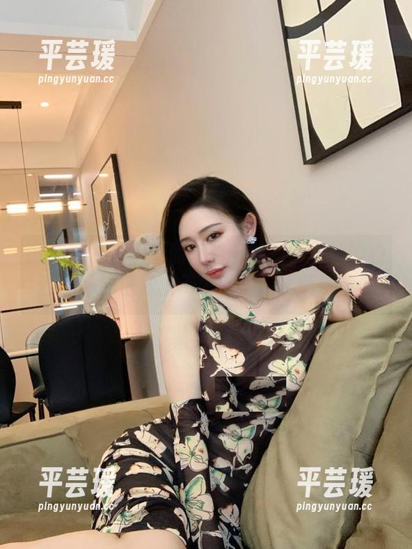 微密圈 - 原图中的不爱笑的赛琳：她的豹纹连体，这波出街可以直接认领代言！