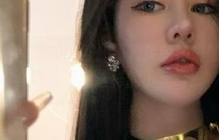 微密圈 – 教室里的闲聊：不爱笑的赛琳的免费写真，谁能拒绝这样的小美好？