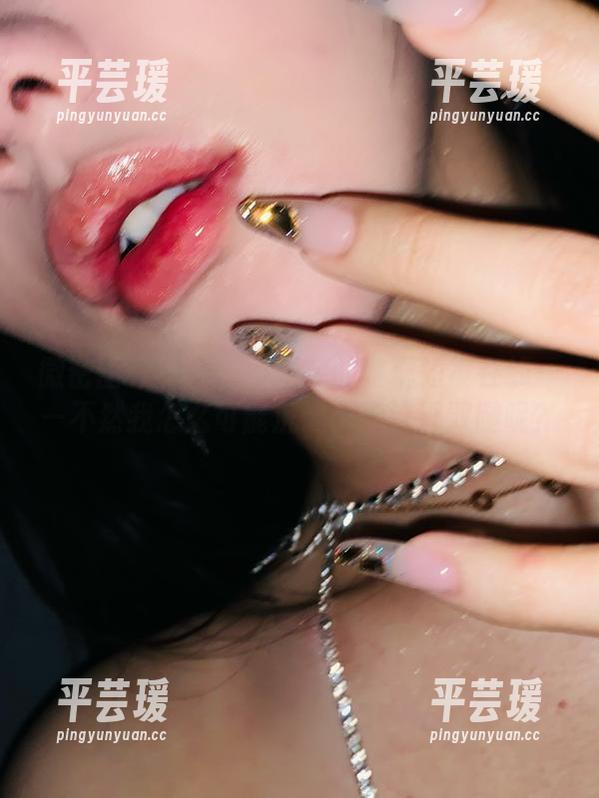 微密圈 - 你看！不爱笑的赛琳短裤在线——不然我怎么可能沉迷于评论那双腿呢？