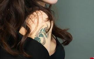 丽柜 – 翻开菲菲的私拍图集，见证一次制服“进化论”，我真想问，这衣服是有魔法的吗？