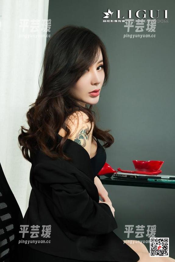 丽柜 - 翻开菲菲的私拍图集，见证一次制服“进化论”，我真想问，这衣服是有魔法的吗？