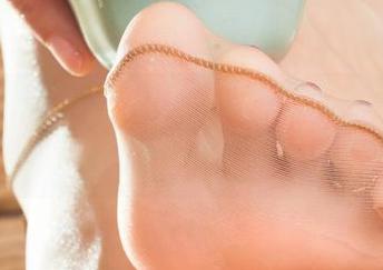 丽柜 – 钟晴的短裙图包：钱包比我短裙还要薄啊，快来看这精选！