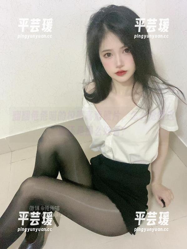 翻翻倦倦喵的校服高清照片，怎么觉得这身还是那么好看？