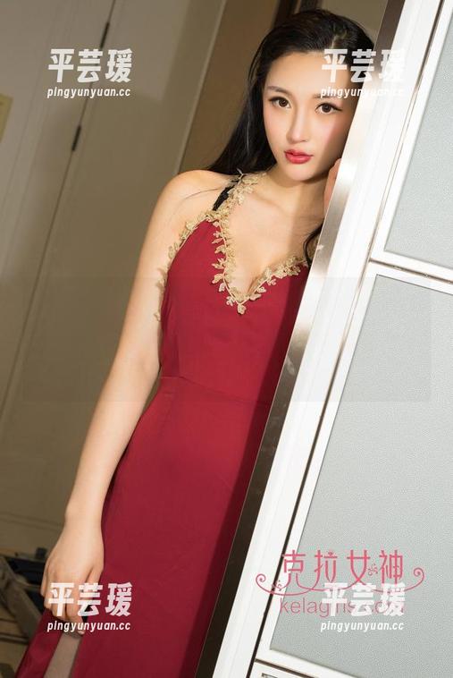 克拉女神 - 高子琁带着双人的姿态，晒出新定制的图片，最让人停留的却是那一瞬的眼神。