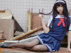 兔玩映画的私房紫红色格裙，作品背后总有些未说的意味