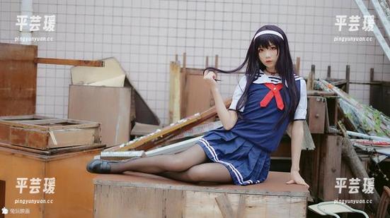 兔玩映画的私房紫红色格裙，作品背后总有些未说的意味