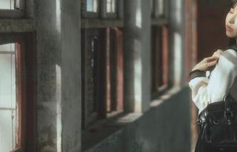 六味帝皇酱与丝袜，照片里藏着微妙的叙述。