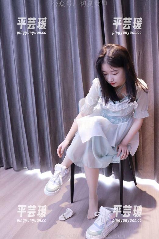 初夏女神 - 点点最新写真集大揭秘：裤里丝是如何拯救奇怪的妖怪的？