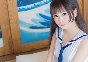 向小圆新出炉的写真集蓝色之夏，直白点，她真是这片蓝色海洋的最佳代言人。