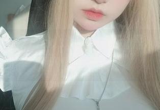 女主K比基尼cos套图，这次是准备把海滩搬到家里吗？