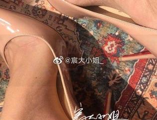 微密圈 – 宸大小姐的新短裙，看这身材要不要让人多关注一下？原图更新中。