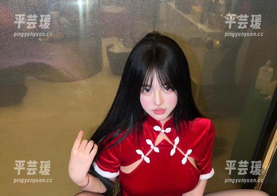 微密圈 - 小u优优子的私拍旗袍，图包还是要点缀点暧昧。