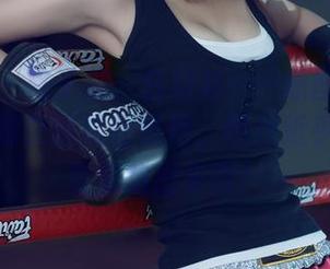 尤果网 – 格子裙、白衬衫……原图中白熙萌的制服配搭如此惊艳，图片近乎要从屏幕里跑出来啦！