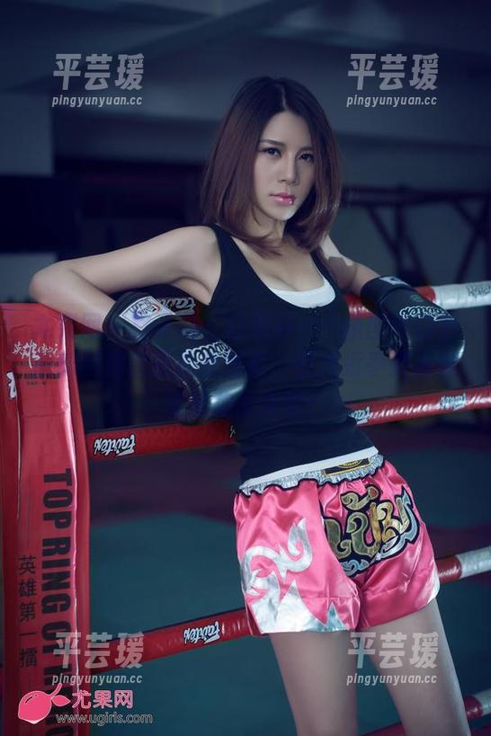 尤果网 - 格子裙、白衬衫……原图中白熙萌的制服配搭如此惊艳，图片近乎要从屏幕里跑出来啦！