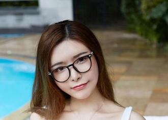 尤物馆 – Amrita贞贞在高清里和圣诞树合影，下载后只想跟她说一句：我愿意和你挂在树上！