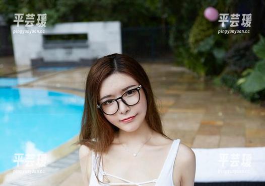 尤物馆 - Amrita贞贞在高清里和圣诞树合影，下载后只想跟她说一句：我愿意和你挂在树上！