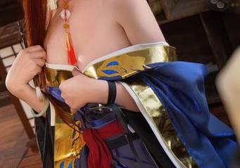 年年Nnian的小红帽，图集中各种反差萌，期待我会不会被“职业”惊艳到。