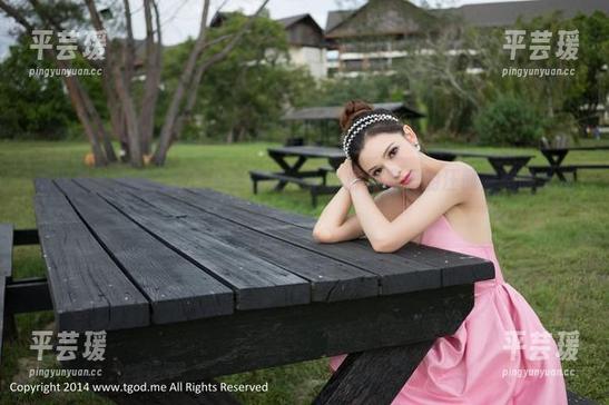 推女神 - 免费图包打开新视野，小小办公室里的汪佩妮有啥新花样？