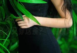 推女郎 – 每次看黄可的红裙，脑海里都是“她怎么又穿这条？”的琐碎思考。